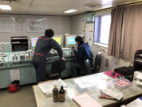 荷役事務室 作業中